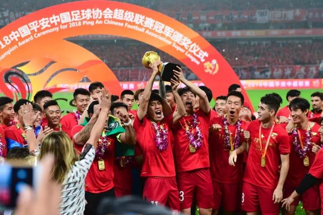 萨卡女友参加伦敦时尚大奖 蕾哈娜和玛雅等也参加